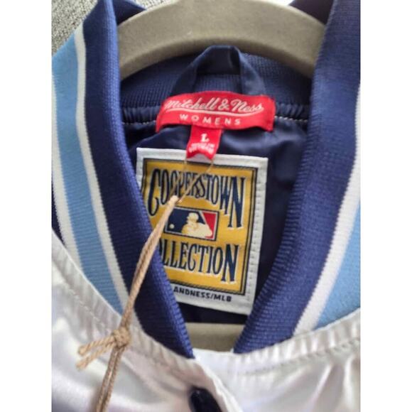 NWT Women's White Philadelphia Phillies Cropped Satin Full-Snap Jacket - Picture 9 of 9